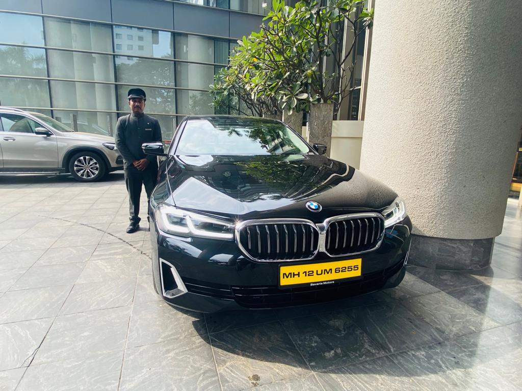 Luxury travel vehicle side