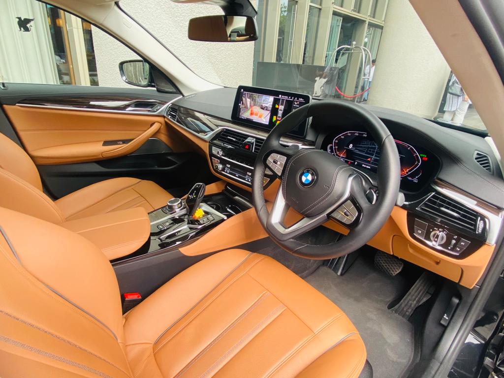 Luxury vehicle side profile